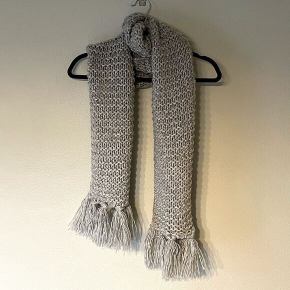 NWT! Old Navy Gray Knit Scarf. - Picture 1 of 2
